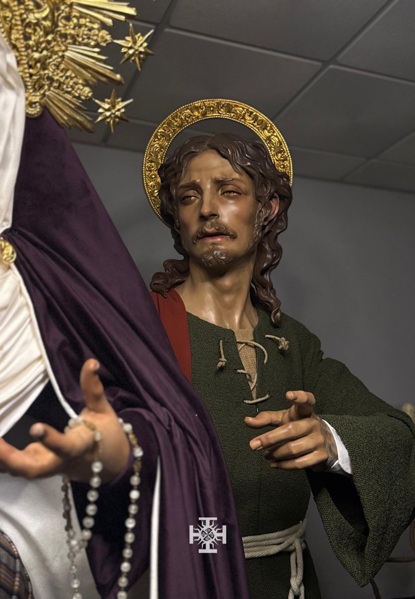 La Santísima Virgen se encuentra acompañada por San Juan Evangelista, quien viste túnica de color verde y mantolín en tono rojo teja. Porta nimbo y conforma, junto a Ella, una estampa de profunda devoción y recogimiento.

#TDSCofrade #VerdeyNegro #ViernesdeSantaCruz