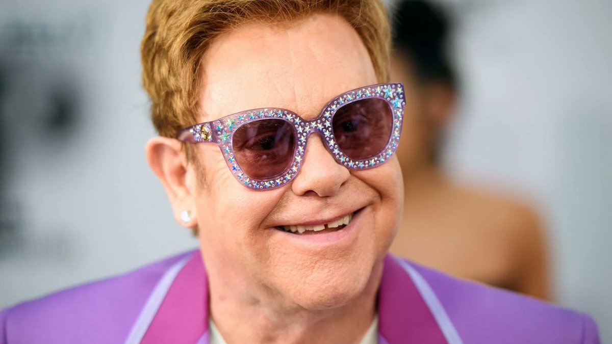 ankorinclan's tweet photo. Hoy cumple 79 años Elton John, leyenda del pop-rock.

Dijo una vez: “Sé tú mismo. Más vale ser un original de segunda que una copia de primera.” https://t.co/U0neN1Zv6w