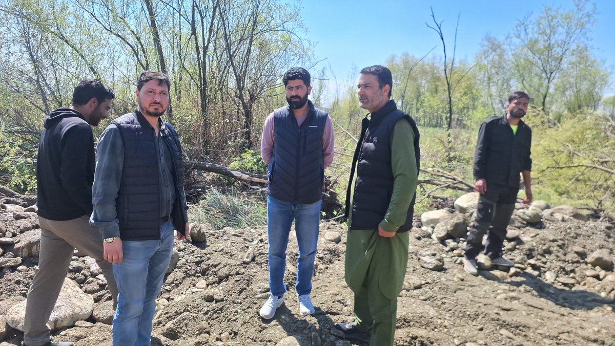 peer_asrar's tweet photo. On-ground progress in the constituency of HCM @OmarAbdullah Sahib shows his firm commitment to development.
Work on the crucial Bus Adda–District Hospital road is underway to ease Beehama traffic congestion. On site monitoring under @Shahmiri_ Sahib ensuring smooth execution. https://t.co/Bl8u7i01Xj