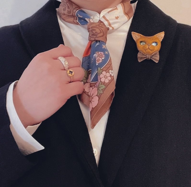 本日、息子の卒園式でした🌸
泣いた(´；ω；`)

ちょいフォーマルなジブリコーデ🌱゜
🎻耳をすませばver. 

🧣耳をすませばのスカーフ
🐱猫のブローチ　
     奥田拓郎さん＠taku_012 
🌕月のクレーターリング　
     abst.さん<a href="/absticiple/">abst.</a> 
💎ラピスラズリのゴールドリング