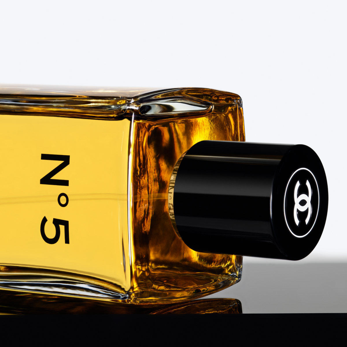 CHANEL_JP's tweet photo. 新製品 シャネル N°5 オードゥ トワレット
ウッディが際立つ幻想的なフローラル フレグランス、シャネル N°5 オードゥ トワレットが、1924年発売当時の洗練されたデザインにインスパイアされた新ボトルで登場。マーゴット ロビーがこの伝説的な香りの新章を体現します。
#N5IsTheAnswer #N5
