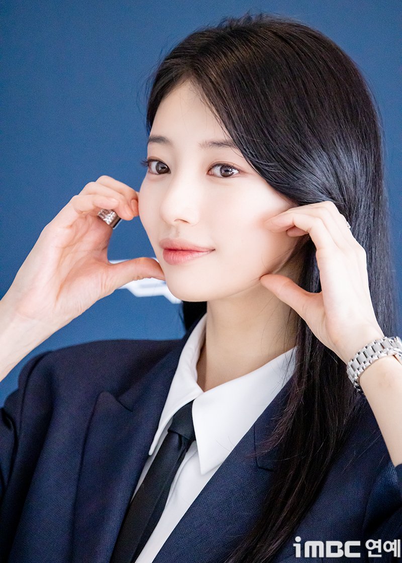 imbcenews's tweet photo. [포토] 수지, 시크 하트
#수지 #배우 #서울 #호텔 #브랜드프레젠테이션 #행사_260325 [iMBC연예]

배우 수지가 25일 오후 서울 강남구 삼성동에 위치한 한 호텔에서 열린 스위스 워치 브랜드 프레젠테이션 행사에 참석해 포즈를 취하고 있다.

🔗https://t.co/oMqO91UZPN https://t.co/ZHNGxdcHOR