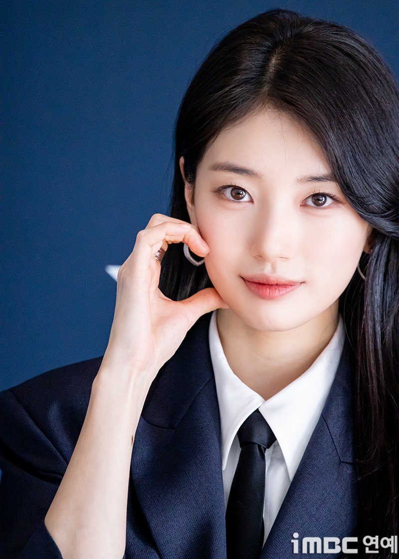imbcenews's tweet photo. [포토] 수지, 시크 하트
#수지 #배우 #서울 #호텔 #브랜드프레젠테이션 #행사_260325 [iMBC연예]

배우 수지가 25일 오후 서울 강남구 삼성동에 위치한 한 호텔에서 열린 스위스 워치 브랜드 프레젠테이션 행사에 참석해 포즈를 취하고 있다.

🔗https://t.co/oMqO91UZPN https://t.co/ZHNGxdcHOR