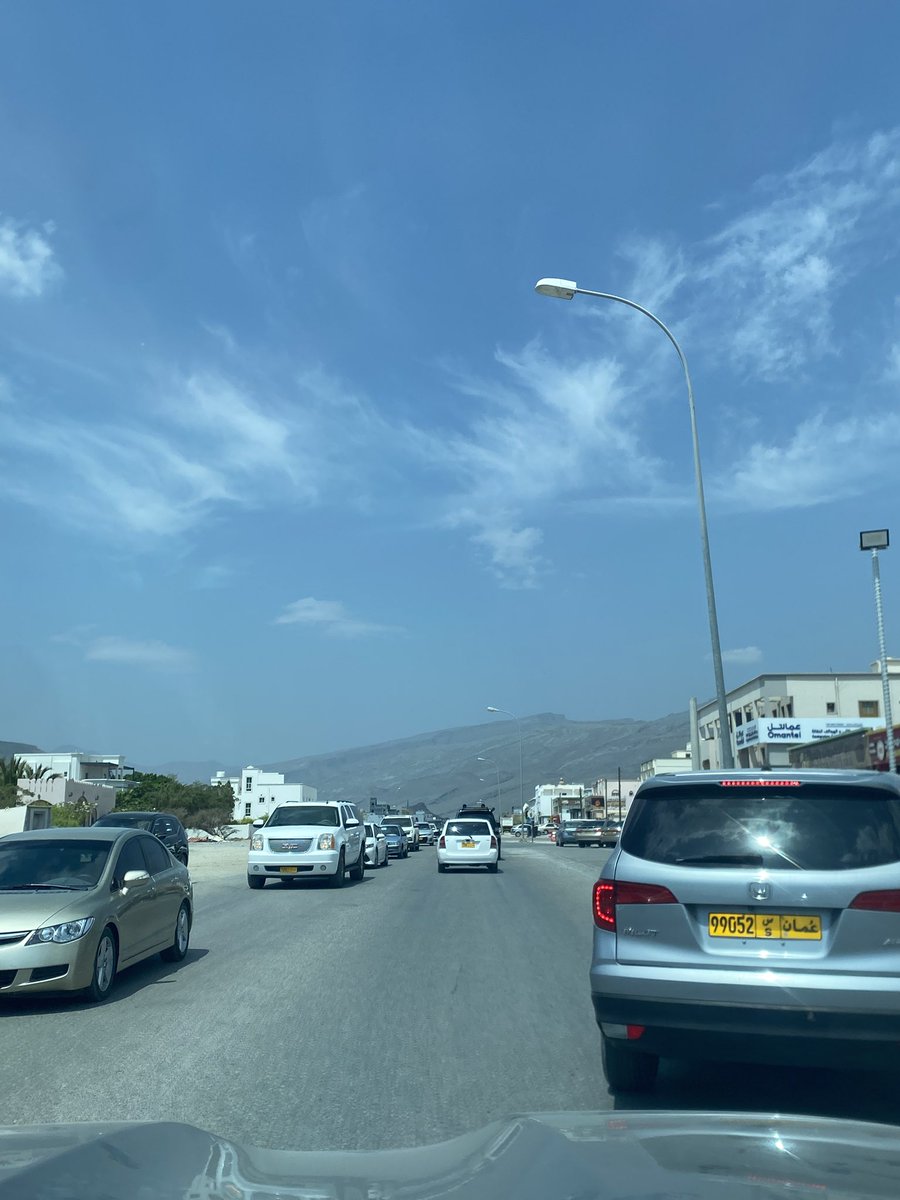 alabri772's tweet photo. منذ سنوات ونحن نسمع عن قرب تنفيذ طريق وادي غول في ولاية الحمراء، إلا أن المشروع لم يُنفَّذ حتى الآن. وقد أصبح الطريق الحالي متهالكًا وغير صالح، وتكثر فيه الحفر خاصة أثناء هطول الأمطار، مما يسبب الازدحام والمعاناة لمستخدميه، خصوصًا في أوقات الإجازات الرسمية https://t.co/KnQEqG2F9n