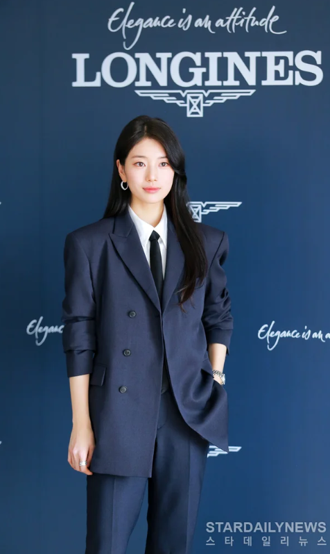 jaybaekofficial's tweet photo. Actress ‘Suzy’ wore 'JAYBAEK' Ready -to-wear collection, Navy Hidden Jacket Suit and White Pintuck Shirt.  #수지 #SUZY #suitsetup #NavyJacket #NavyPants #JAYBAEK 

@jaybaek_official
/ https://t.co/ED1Fcp1c8b https://t.co/uGNq6pSgVT