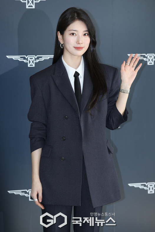 jaybaekofficial's tweet photo. Actress ‘Suzy’ wore 'JAYBAEK' Ready -to-wear collection, Navy Hidden Jacket Suit and White Pintuck Shirt.  #수지 #SUZY #suitsetup #NavyJacket #NavyPants #JAYBAEK 

@jaybaek_official
/ https://t.co/ED1Fcp1c8b https://t.co/uGNq6pSgVT