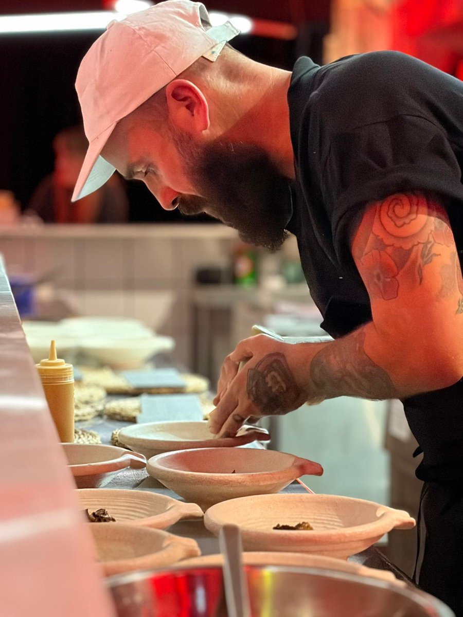 extremadura_tur's tweet photo. 😋 Si te apetece comer rico y diferente con tu familia y amigos durante estos días, aquí tienes una selección de restaurantes singulares de #Extremadura 👇
https://t.co/ITxbaCf14x

@Ext_gastronomia https://t.co/BbM7L6UO4x