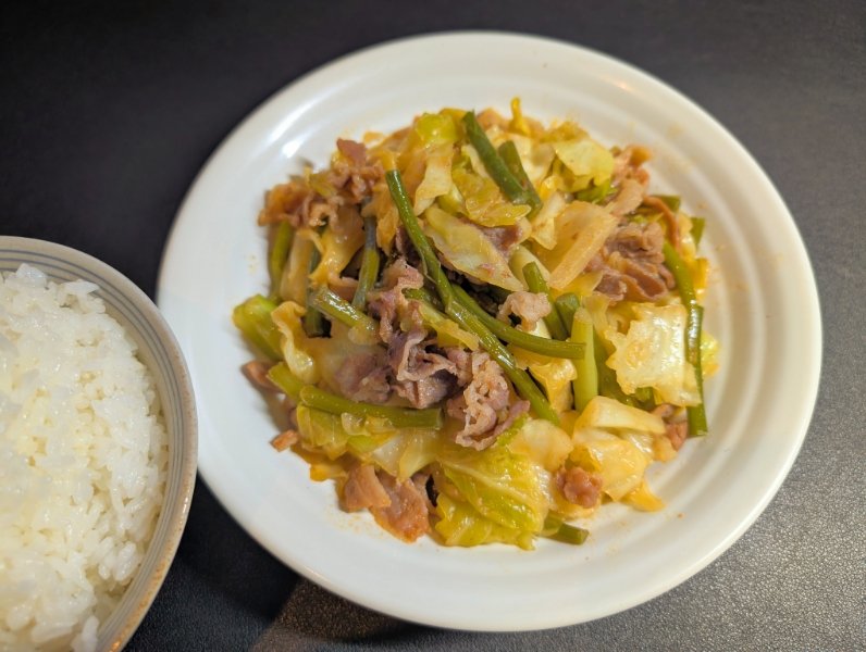 晩飯は、にんにく芽入り牛ばらカルビ焼とざく切りキャベツ炒め。