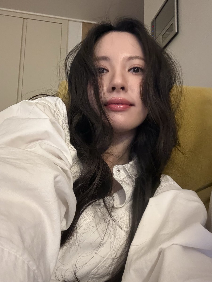 RahBona's tweet photo. JiYeon 🫧 bbl 

🐰 The selfies I took yesterday all turned out bad 
🐰 How do you take good selfies…?”
🐰 send pictures 

^ damn JiYeon is this what you called bad omg i’m going crazy she looks so damn fine 😭😭❤️‍🔥❤️‍🔥 https://t.co/Kd1sasUpx1
