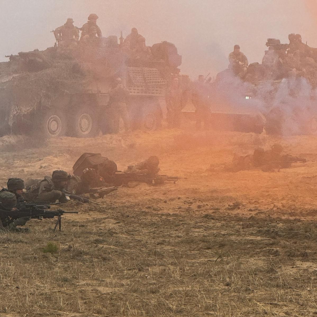 EMADmde's tweet photo. #BuenosDías, desde Letonia, donde la Unidad de Ingenieros de @NATOMNBlatvia ha realizado ejercicios con explosivos💣 y de tiro 🎯en la actividad multinacional ‘Knight Sapper’. 
El intercambio de procedimientos entre naciones aliadas refuerza la interoperabilidad y mejora la coordinación en el ámbito del apoyo al combate. #MOPS @EjercitoTierra