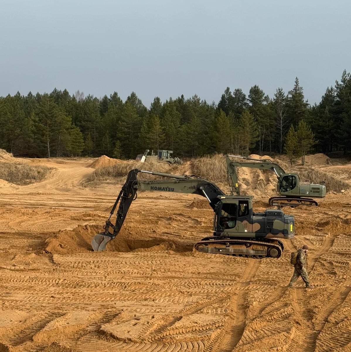 EMADmde's tweet photo. #BuenosDías, desde Letonia, donde la Unidad de Ingenieros de @NATOMNBlatvia ha realizado ejercicios con explosivos💣 y de tiro 🎯en la actividad multinacional ‘Knight Sapper’. 
El intercambio de procedimientos entre naciones aliadas refuerza la interoperabilidad y mejora la coordinación en el ámbito del apoyo al combate. #MOPS @EjercitoTierra