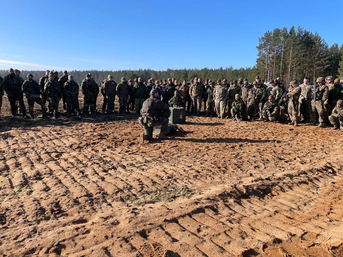 EMADmde's tweet photo. #BuenosDías, desde Letonia, donde la Unidad de Ingenieros de @NATOMNBlatvia ha realizado ejercicios con explosivos💣 y de tiro 🎯en la actividad multinacional ‘Knight Sapper’. 
El intercambio de procedimientos entre naciones aliadas refuerza la interoperabilidad y mejora la coordinación en el ámbito del apoyo al combate. #MOPS @EjercitoTierra
