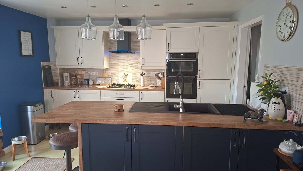_EnglishMon_'s tweet image. I know it's not perfect, but I am very pleased with what we have done fitting our #newkitchen
