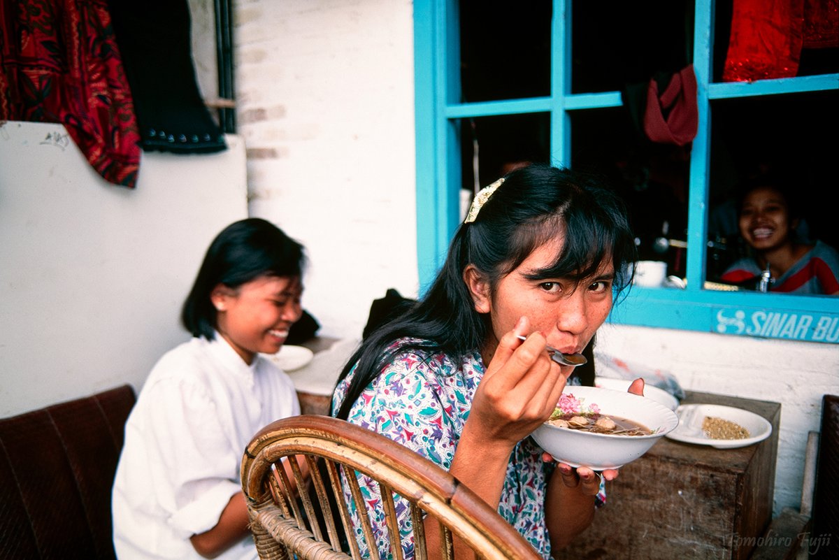 Bali, Indonesia, 1991
Canon NewF-1　FD28mm F2.8　RVP
(©Tomohiro Fujii)]
#Bali #Indonesia #Canon #FUJICHROME #filmphotography 
instagram.com/fujiitomohiro
