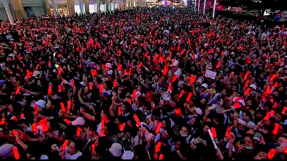 ลานหน้าเซนเวิล์ดเคยกลายเป็นทะเลคอนแบทมาแล้ว สมัยsamsung S10อะ ตอนนี้S26แล้วด้วยเก่าเว่อ 555555