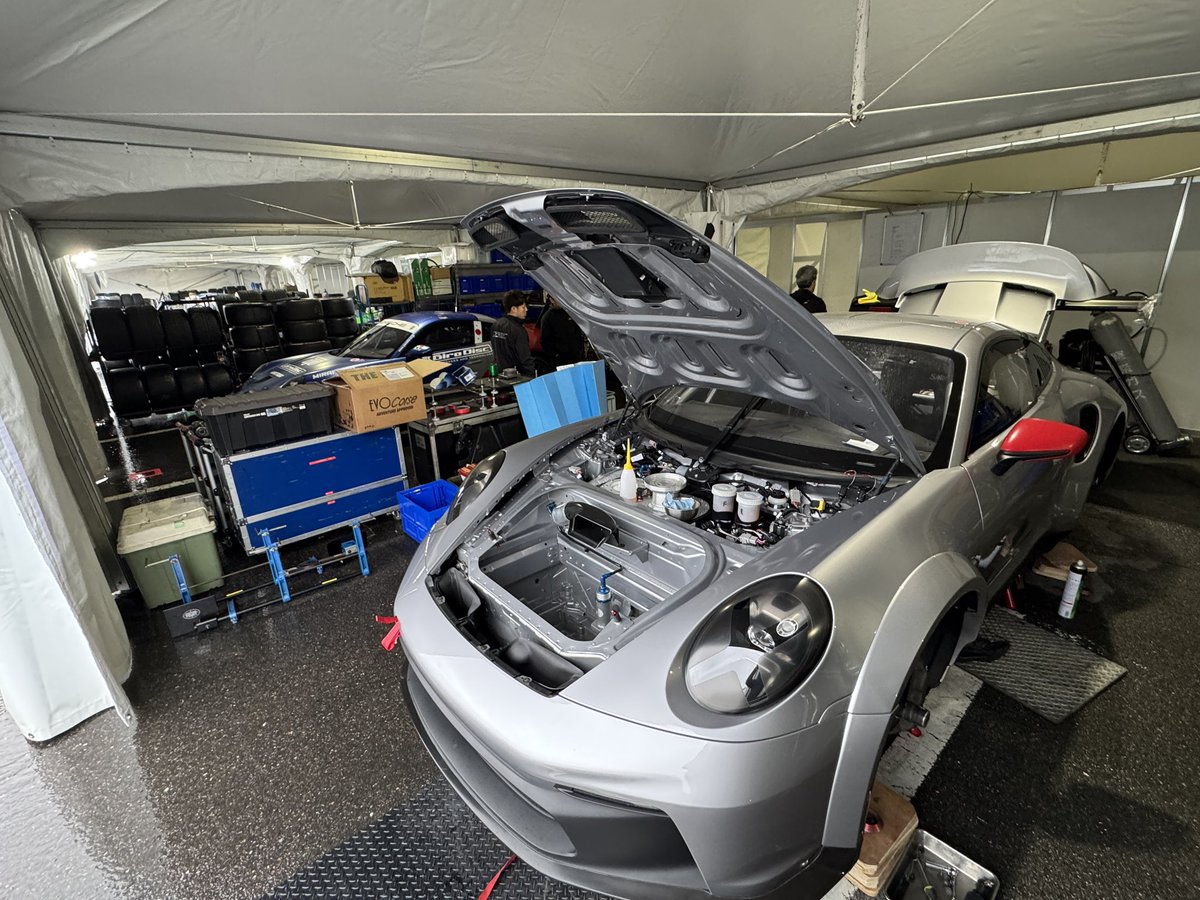 CREF_MotorSport's tweet photo. 今日から鈴鹿F1•PCCJ準備開始！

今回は#84 Masa TAGA号に加えて#23 Eric Kwong 号のメンテも担当。

今日初対面の#23号車。

明日もメンテ、セッティングを行って、金曜日のプラクティスに備えます。

#pccj #porsche #carreracup #japan #suzuka #f1 #鈴鹿 #カレラカップ #ジャパン #準備 #cref #クレフ #雨