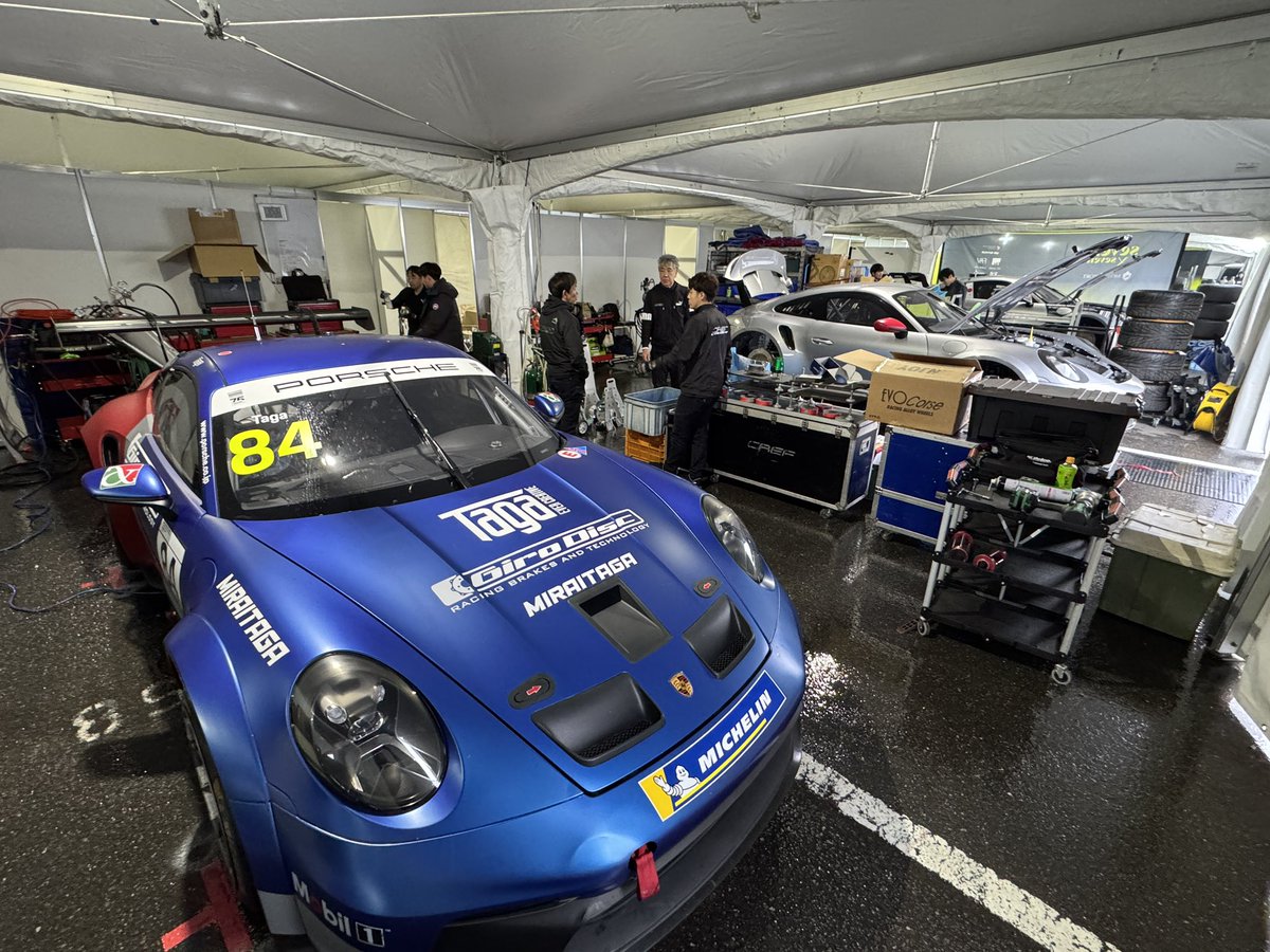 CREF_MotorSport's tweet photo. 今日から鈴鹿F1•PCCJ準備開始！

今回は#84 Masa TAGA号に加えて#23 Eric Kwong 号のメンテも担当。

今日初対面の#23号車。

明日もメンテ、セッティングを行って、金曜日のプラクティスに備えます。

#pccj #porsche #carreracup #japan #suzuka #f1 #鈴鹿 #カレラカップ #ジャパン #準備 #cref #クレフ #雨