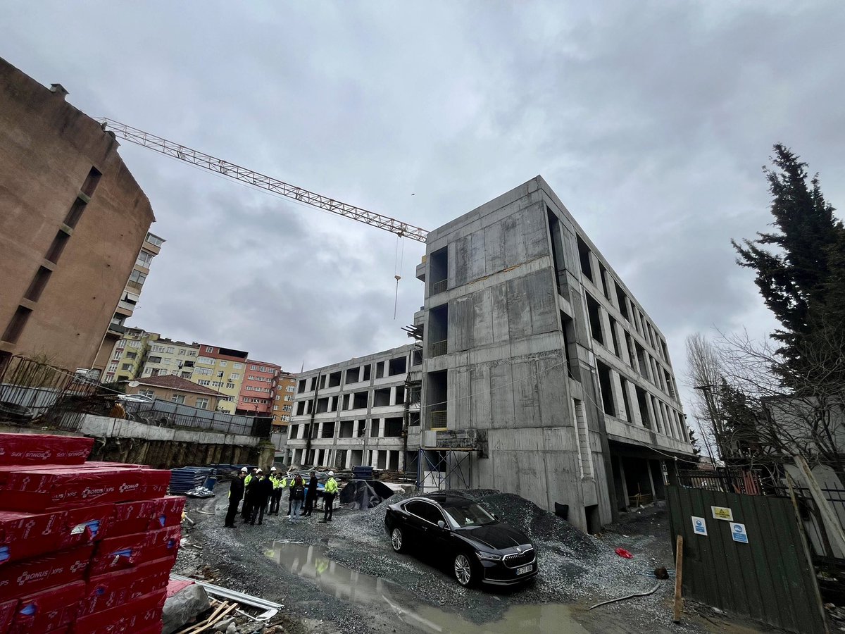 ipkbgovtr's tweet photo. Direktörümüz Sayın Yalçın Kaya, düzenlenen saha programı kapsamında yapımı devam eden Kağıthane Osman Gazi İlkokulu şantiyesini yerinde inceledi.

Kağıthane Osman Gazi İlkokulu;

✅ 20 Derslik
✅ 3 Ana Sınıfı
✅ 1 Destek Eğitim Sınıfı
✅ 1 Görsel Sanatlar Atölyesi
✅ 1 FETEMM Atölyesi
✅ 1 Kütüphane
✅ 1 Müzik Atölyesi
✅ Salon Sporları Atölyesi
✅ Konferans Salonu

ile modern, güvenli ve donanımlı bir eğitim yapısı olarak yeniden inşa ediliyor.
#ismep #ipkb #okul #yenidenyapım