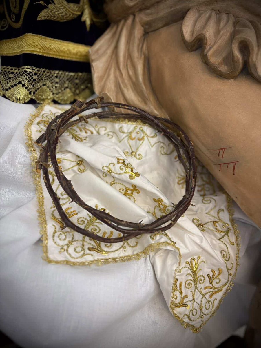 𝐒𝐓𝐌𝐀. 𝐕𝐈𝐑𝐆𝐄𝐍 𝐃𝐄 𝐋𝐀 𝐏𝐈𝐄𝐃𝐀𝐃

La Stma. Virgen de la Piedad ya vestida, a la espera de un nuevo Viernes Santo por su vestidor Jose Francisco Siles Cantón y su cuerpo de camareras.