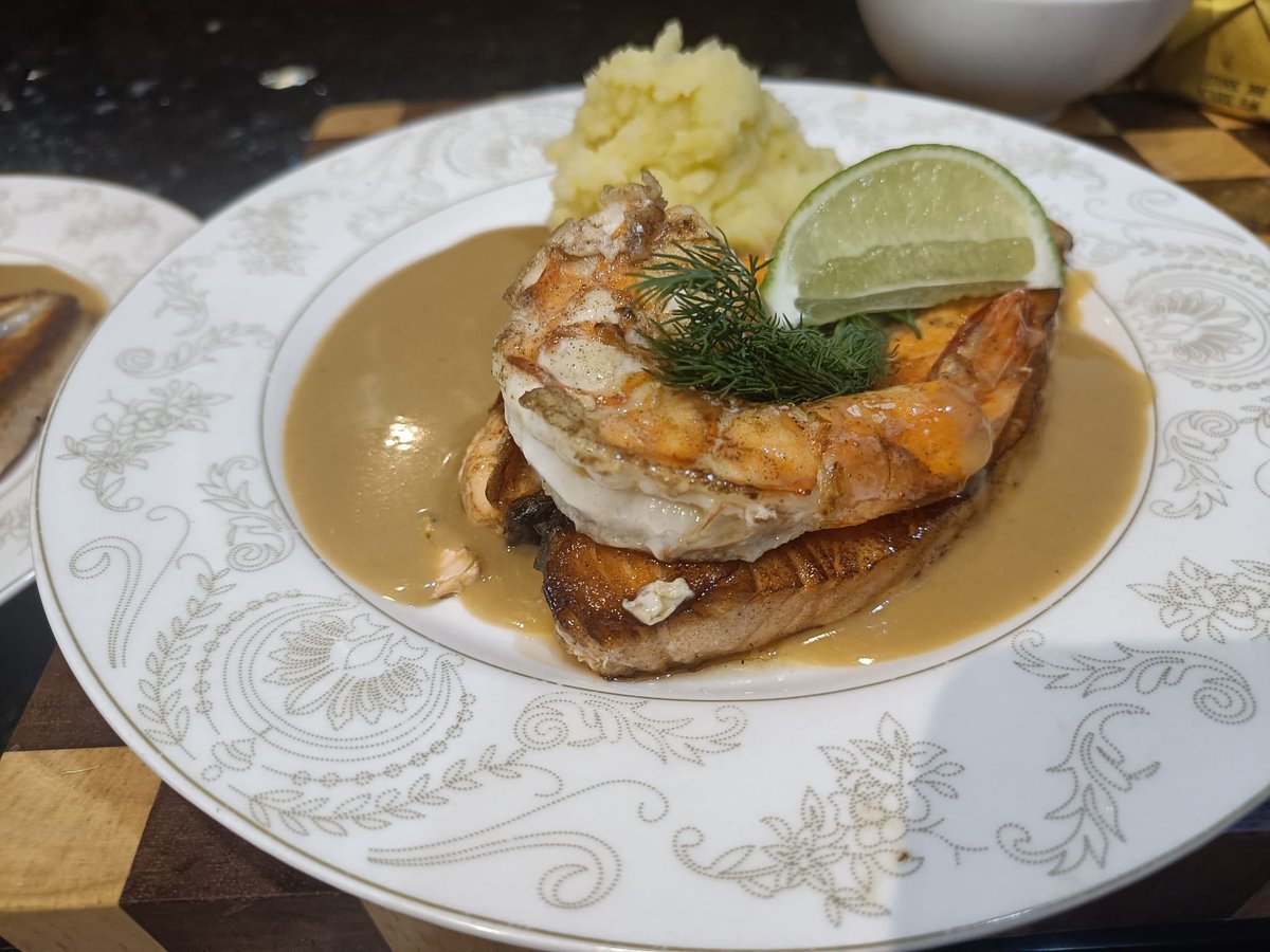 HilpoJuhana's tweet photo. Fried salmon with shrimp sauce, shrimp, and mashed potatoes.

Jari and I had a product development day.

We were working on a cognac-flambéed shrimp sauce.
1/4

#seafood #shrimps #bisque #flambe #zerowastecooking https://t.co/PyFBQXuuFL