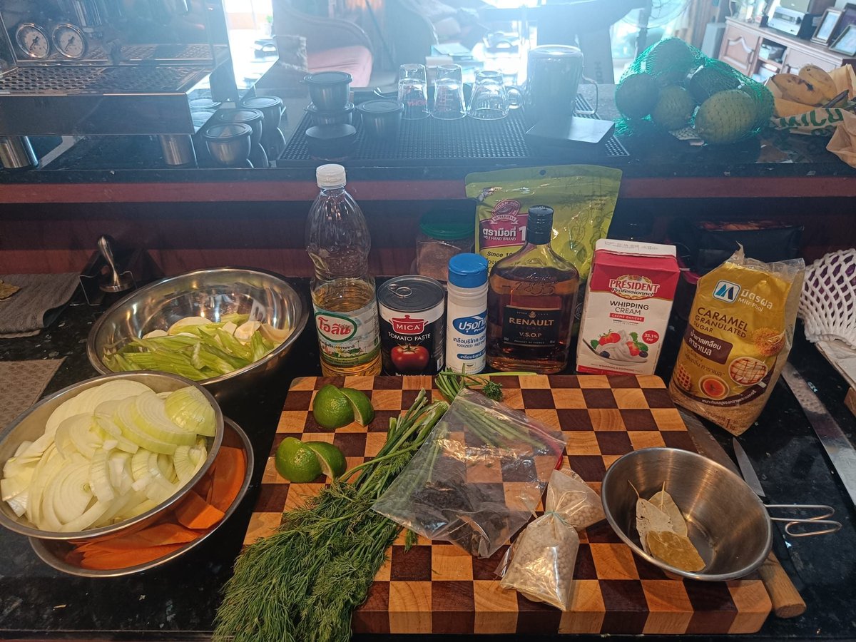 HilpoJuhana's tweet photo. Fried salmon with shrimp sauce, shrimp, and mashed potatoes.

Jari and I had a product development day.

We were working on a cognac-flambéed shrimp sauce.
1/4

#seafood #shrimps #bisque #flambe #zerowastecooking https://t.co/PyFBQXuuFL