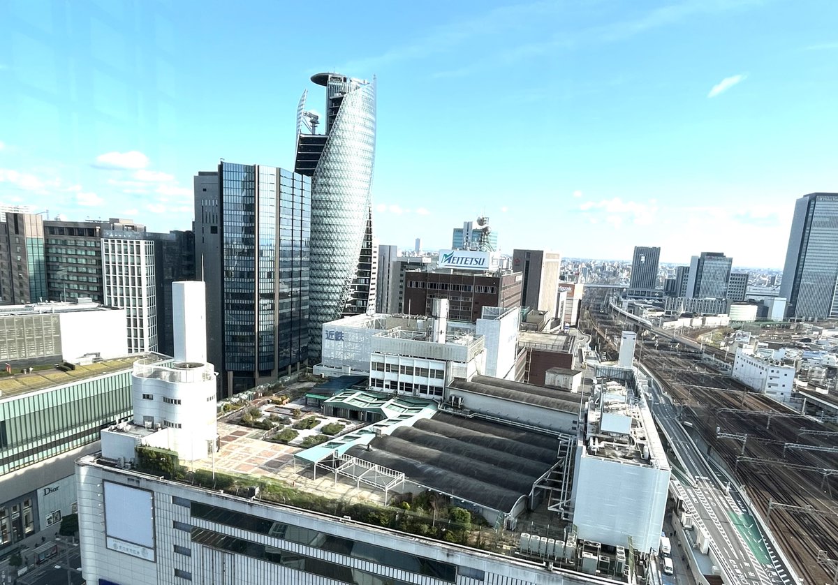 年に一度の英国展。
サンデーローストと
スティッキートフィープディング
美味しかった〜😋
あとハンドクリームも買っちゃった✨
風景は15階スカイストリートからの写真