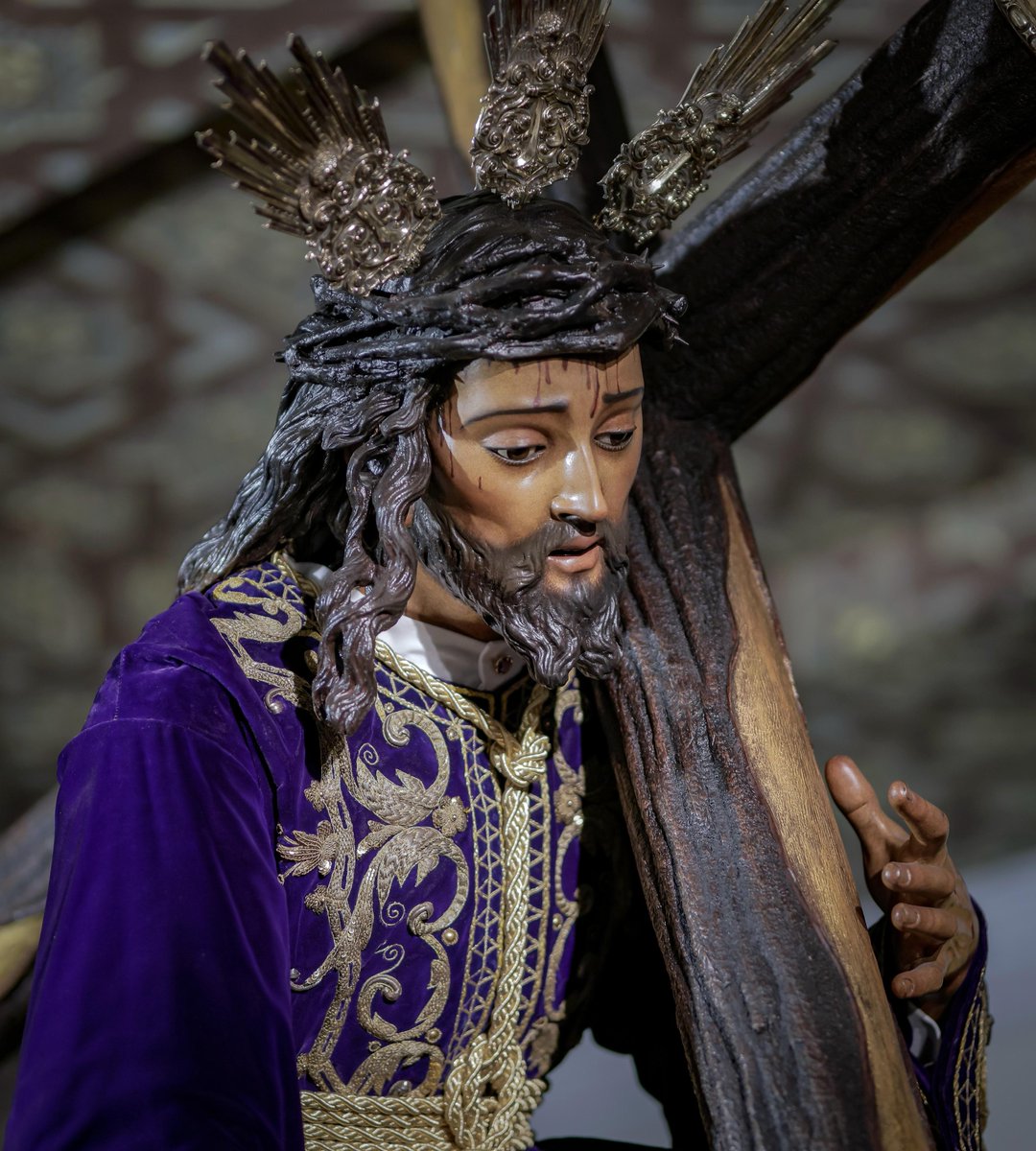 El Santísimo Cristo de las Tres Caídas preside su paso de misterio de cara la próxima madrugada del Viernes Santo. Foto: <a href="/ManuFerGomezFot/">Manu Gómez</a> <a href="/EspDeTriana/">Esperanza de Triana</a> #TDSCofrade #TDSActualidad