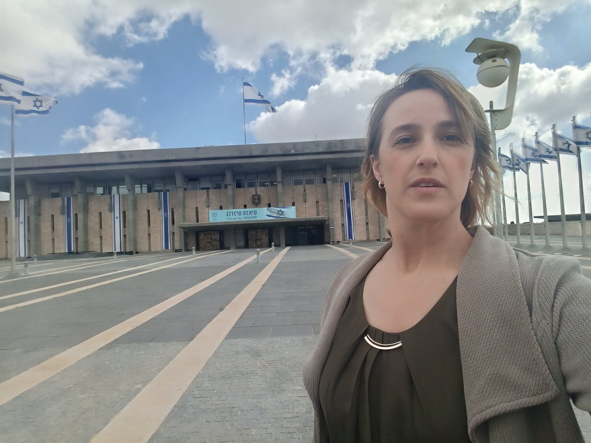 להגיע לכנסת בתקופת מלחמה זו חוויה. הילדים בבית (שוב, תודה אמא, מקווה שיהיה שקט), הנסיעה לפה מפחידה. לפחות יש חניה 😉
אבל אני פה - בדיון על חוק השידורים, כי על דבר אחד ברור שאי אפשר להתפשר גם בתקופת מלחמה - תקשורת עצמאית, שמנותקת משליטה כלכלית ופוליטית. נגיע כמה שנצטרך.