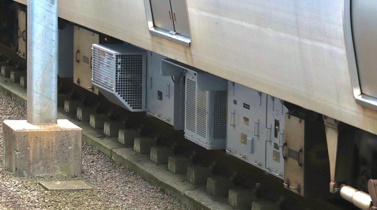 Trackdrift_2000's tweet photo. 2026.3/25
TX-1101F 試8631レ
機器更新による出場試運転

約半年程、運用を離脱していた1000系トップナンバーがついに復帰！
更新内容としてVVVF周りと主電動機の交換、車外ステッカーの貼り替え、屋根の再塗装などが行われました
なお、走行音に変化はありません https://t.co/ChFBu2Ek9Z