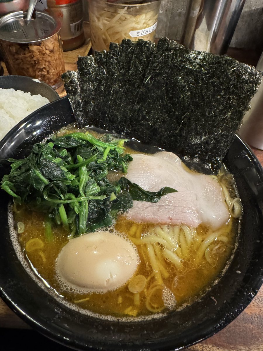 miavi413's tweet photo. お友達👬とお昼に🍜

家系ラーメン クックら

🉐ラーメン(味玉・ほうれん草・のり)増し
濃いめ・多め
ライス🍚

朝ごはん抜いてたので一心不乱にススルう🤤
美味しかった😋ごちそうさまでしたあ

 #家系ラーメンクックら #相模大野 https://t.co/M0gKL4OFlK