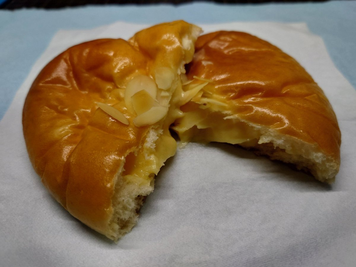 バックハウス・イリエ 園田本店のクリームパンを買ってきたので頂きます。
しっとりと柔らかいパン生地と、ずっしりと重いほどたっぷりのカスタードクリーム🥯