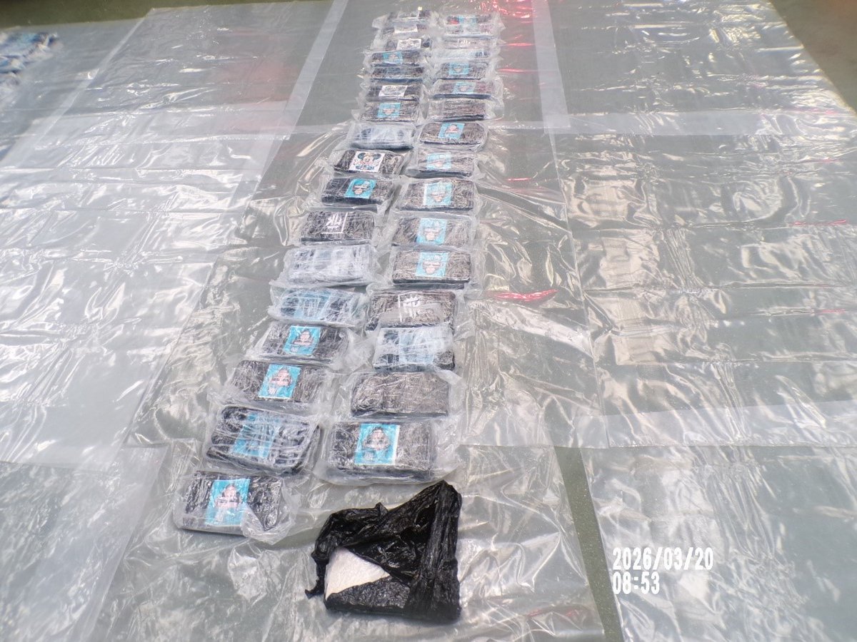 narcodiario's tweet image. Una tonelada de #cocaína dirigida a #noruega fue interceptada a su paso por #londres . Viajaba junto a un cargamento legal de cerámica y útiles de cocina. La info, en
narcodiario.com/2026/03/invest…