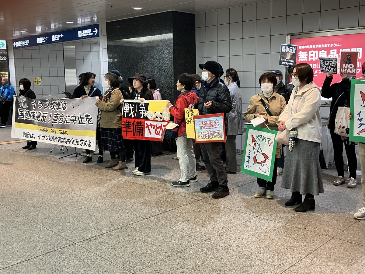 shizuokakenpyo's tweet photo. 今日25日17時から憲法を守る全国緊急アクションに呼応して静岡駅地下で宣伝行動です。始まる前から多くの人が集まっています。 https://t.co/hcpYtcTTXI
