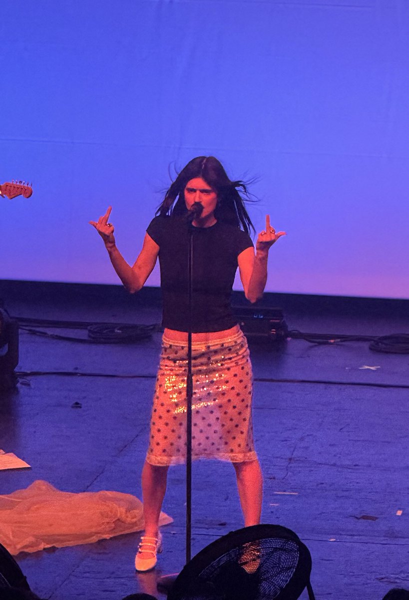 Victoria 🎧🧍‍♀️ tweet media