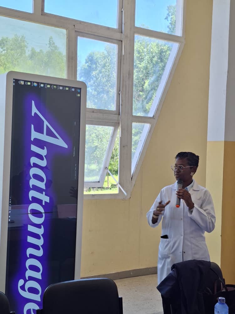 univ_cath_congo's tweet image. UCC-FLASH 🚨
La Faculté de Médecine de l’UCC lance Lumen Anatomica, un club innovant qui révolutionne l’apprentissage de l’anatomie grâce à la table d’anatomage, une première en RDC.
Les étudiants deviennent acteurs de leur formation scientifique. 🧬
#UCC #Innovation #Médecine