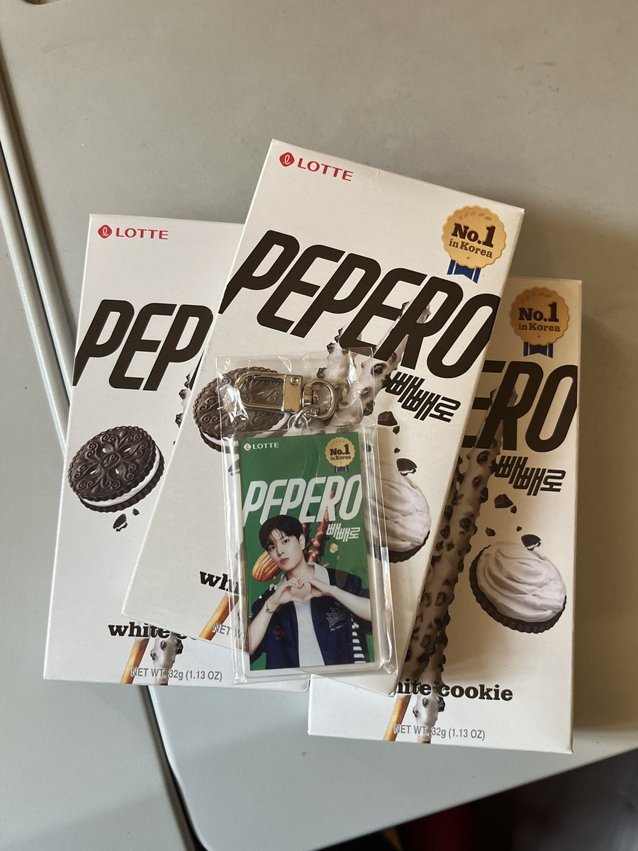 Out of ALL places na pwede ako makakuha nung Pepero keyring, sa school pa talaga 😆 3 for 100 with keyring!! Sakto 30 mins lang pagitan ng dalawa kong exam today, ito na dinner ko HAHAHA

Happy 8th my stray kids!! 💗