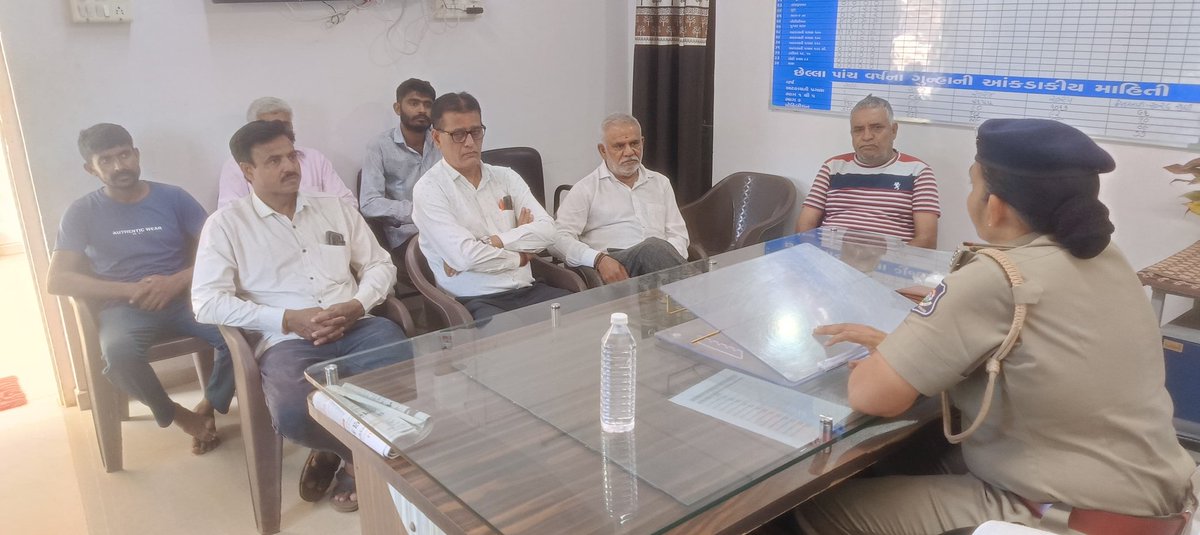 આજરોજ રામનવમી તથા મહાવીર જયંતિ તહેવાર  નિમિત્તે વિસાવદર પોલીસ સ્ટેશન ખાતે શાંતિ સમિતિની મીટીંગ નું આયોજન કરવામાં આવેલ  હતું  જેમા હાજર રહેલ