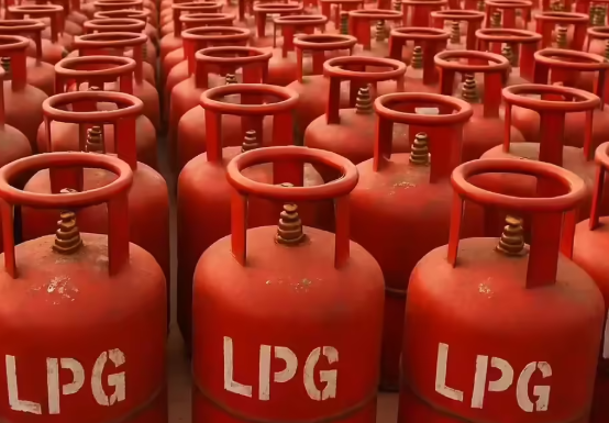 badakhabarnews's tweet photo. #LPG_ରିଫିଲ୍_ବୁକିଂ_ଗୁଜବରେ_ବିଶ୍ବାସ_କରନ୍ତୁନି
-LPG ରିଫିଲ୍ ବୁକିଂ ସମ୍ପର୍କିତ ସୋସିଆଲ୍ ମିଡିଆ ଗୁଜବରେ ବିଶ୍ବାସ କରନ୍ତୁନି
-ଏନେଇ କେନ୍ଦ୍ର ପେଟ୍ରୋଲିୟମ୍ ମନ୍ତ୍ରାଳୟ ପକ୍ଷରୁ ଆସିଲା ସ୍ପଷ୍ଟୀକରଣ
-ସହରାଞ୍ଚଳ ପାଇଁ ୨୫ ଦିନ ବ୍ୟବଧାନରେ LPG ରିଫିଲ୍ ବୁକିଂ
#LPGBooking #LPGRefill #MinistryOfPetroleum #BadaKhabar https://t.co/BoDI1IeAtL