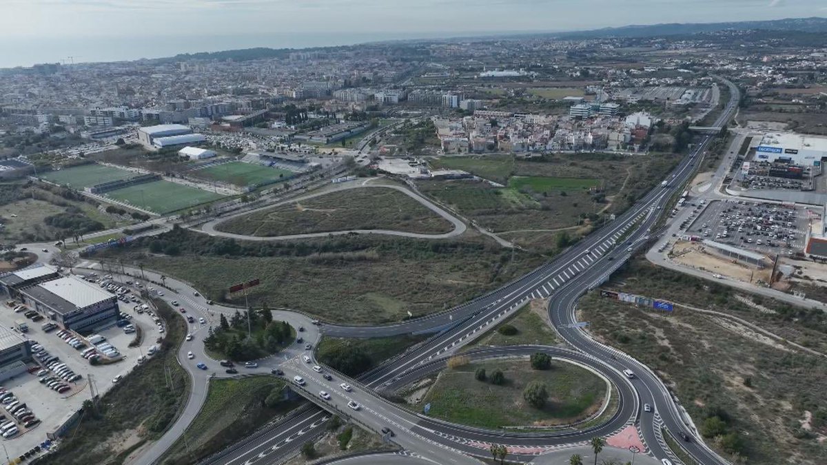 canalblau's tweet photo. 🔵 ÚLTIMA HORA

🏥 Ja se sap on es construirà el futur hospital de Vilanova. 
Després de mesos de debats i de descartar l’opció inicial de l’Eixample Nord, l’Ajuntament i el Catsalut han arribat a un acord definitiu.

👉 Ho avança Canal Blau amb una vista aèria dels terrenys https://t.co/2FEW8a1mwZ