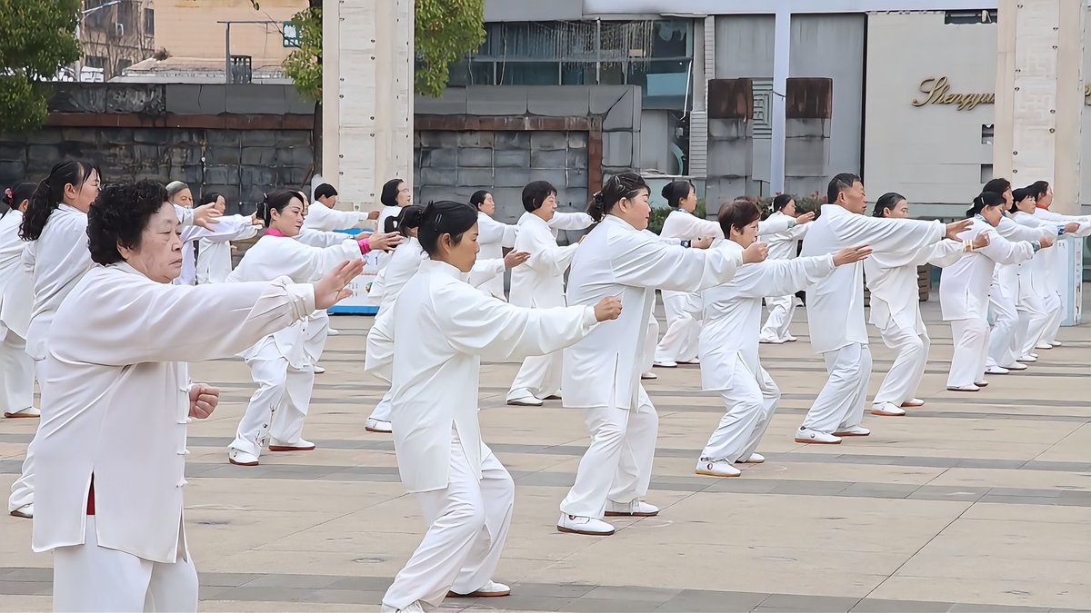 FunZunYi's tweet image. In the woods, Tai Chi unfolds, with heaven and earth embraced within. #zunyi #guizhou #taichi