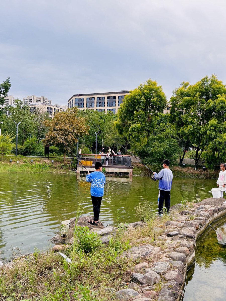 mbrokerman's tweet image. "Join our Community Clean-Up u0026 Picnic this Sat (10am, Central Park)! Bring gloves, grab friends, and enjoy snacks post-cleanup. More neighbors = cleaner park + better vibes!  #NeighborlyLove #LocalGood"