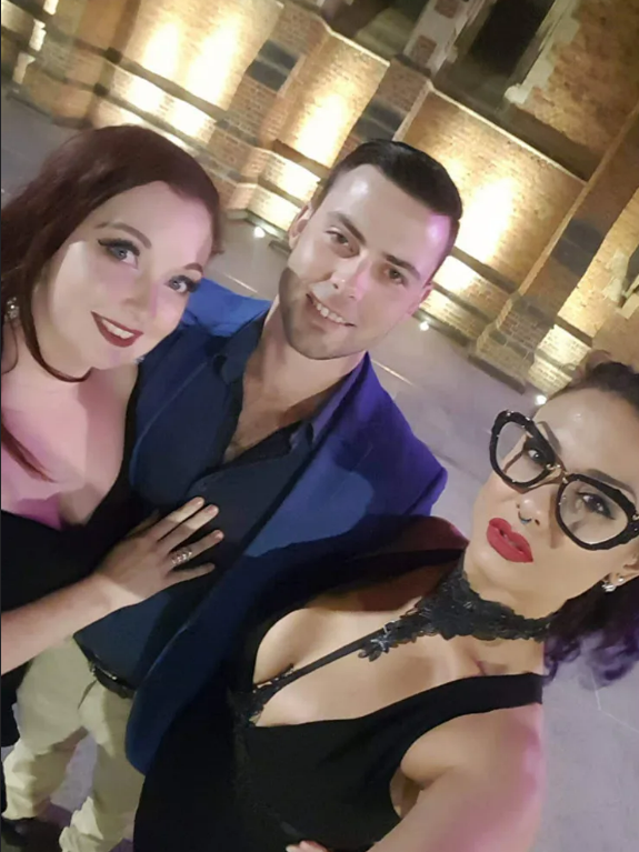 Threesomes Dating App🍍 tweet media