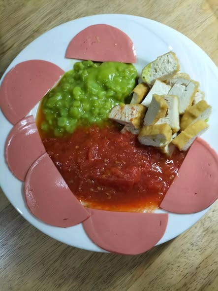 ChrisCsd1's tweet image. #Peas #Foodies Glad we can get mushy &amp;amp; marrowfat peas here &amp;amp; so are Oreo (left) &amp;amp; Caramel. A yummy meal prepared by my wife. Mushy peas, grilled tomatoes, tofu &amp;amp; vegan ham slices. A tasty dessert, of two varieties of mango &amp;amp; riceberry.