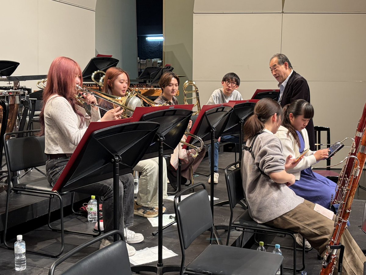 ondaifes's tweet photo. 早く合奏が終わったので…。

弦チームの決起会at指揮台！
Trb&amp;Tubaの中低音域チームも
目立つシーンが多く、
結束力を高めてセクション練。
活躍するといえば打楽器！
毎日経験豊富な講師陣の指導を
受けています。
舞台チームはひな壇組の基礎を演習。
転換の位置など
ライブラリとも確認しました！ https://t.co/lVlXOrUpY9