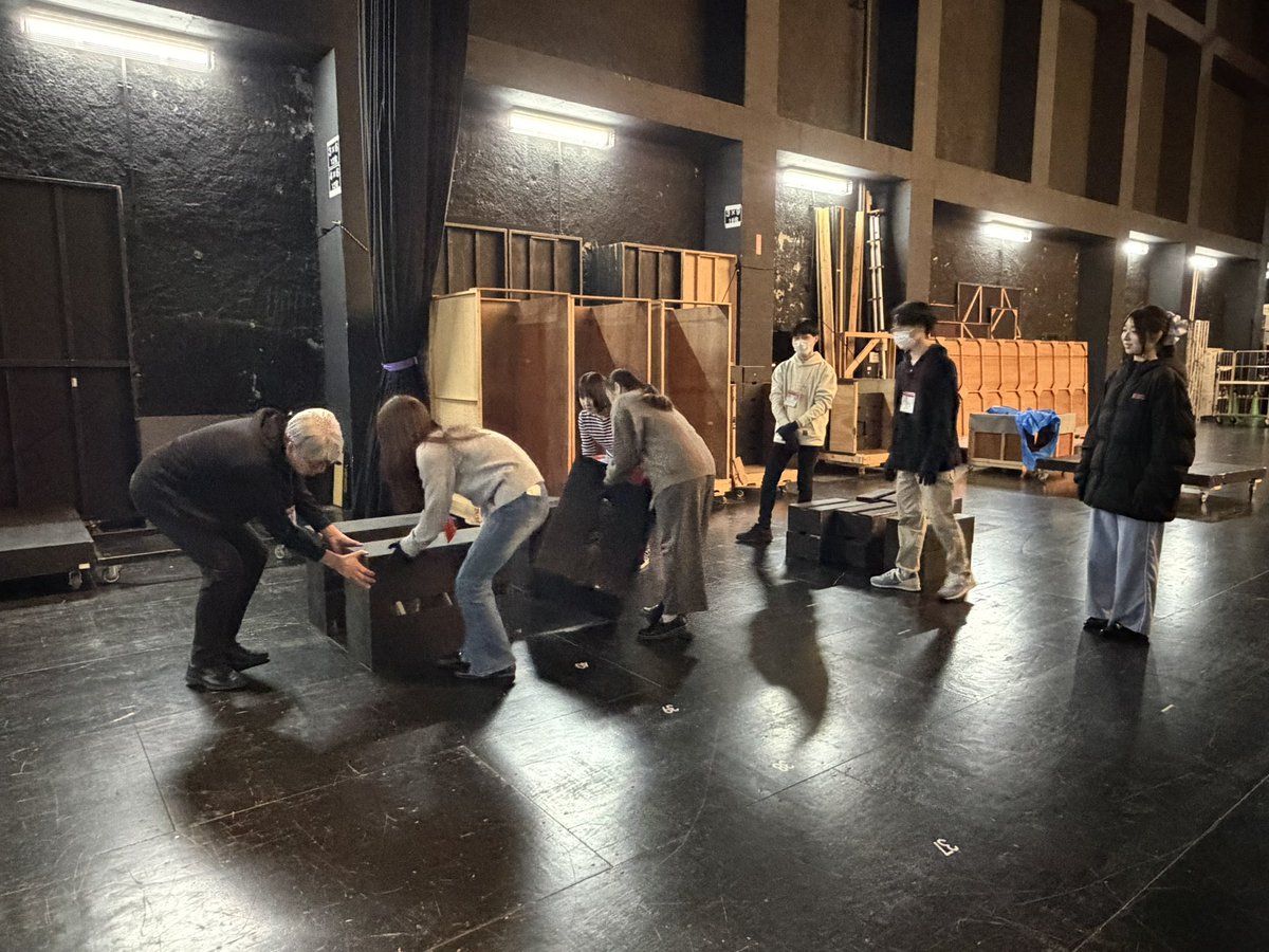 ondaifes's tweet photo. 早く合奏が終わったので…。

弦チームの決起会at指揮台！
Trb&amp;Tubaの中低音域チームも
目立つシーンが多く、
結束力を高めてセクション練。
活躍するといえば打楽器！
毎日経験豊富な講師陣の指導を
受けています。
舞台チームはひな壇組の基礎を演習。
転換の位置など
ライブラリとも確認しました！ https://t.co/lVlXOrUpY9