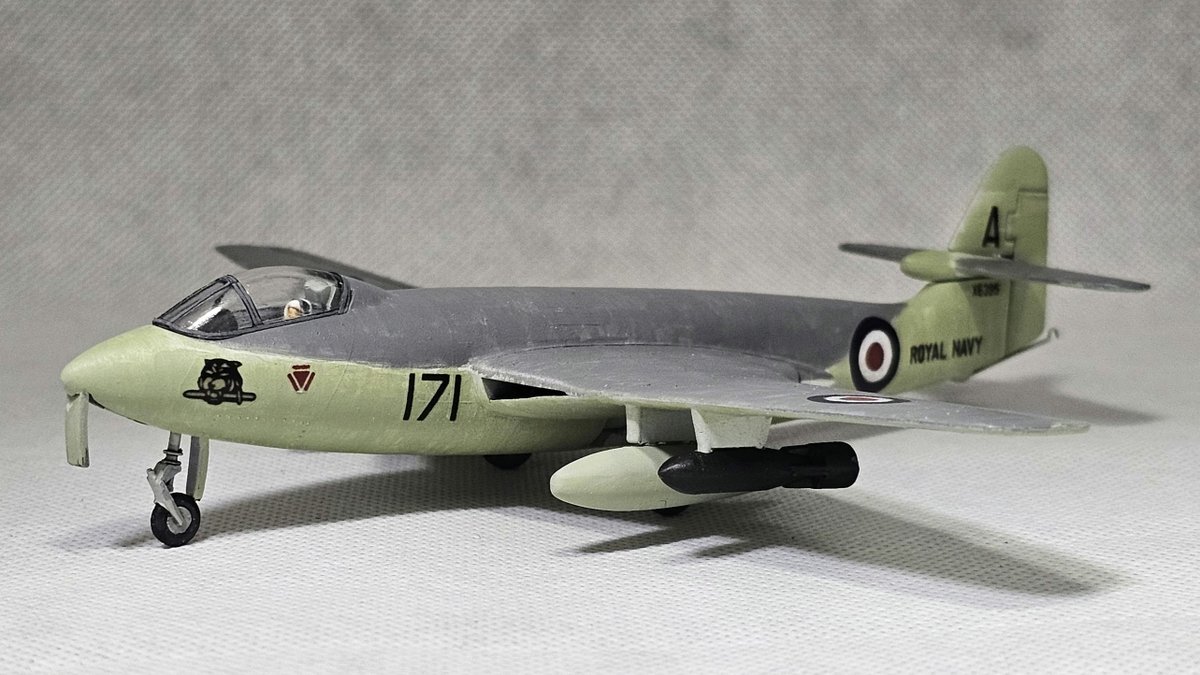 runchickens_3's tweet image. 放置してたキットを片付けるシリーズ？
下地塗装までして放置していたシーホークを筆塗りで仕上げ。
デカールが使えなかったので自作で対応。
放置していた間に紛失した脚庫カバー、主脚をプラ板と真鍮線で工作。
#AIRFIX
#SEAHAWK
#中古キットLOVE