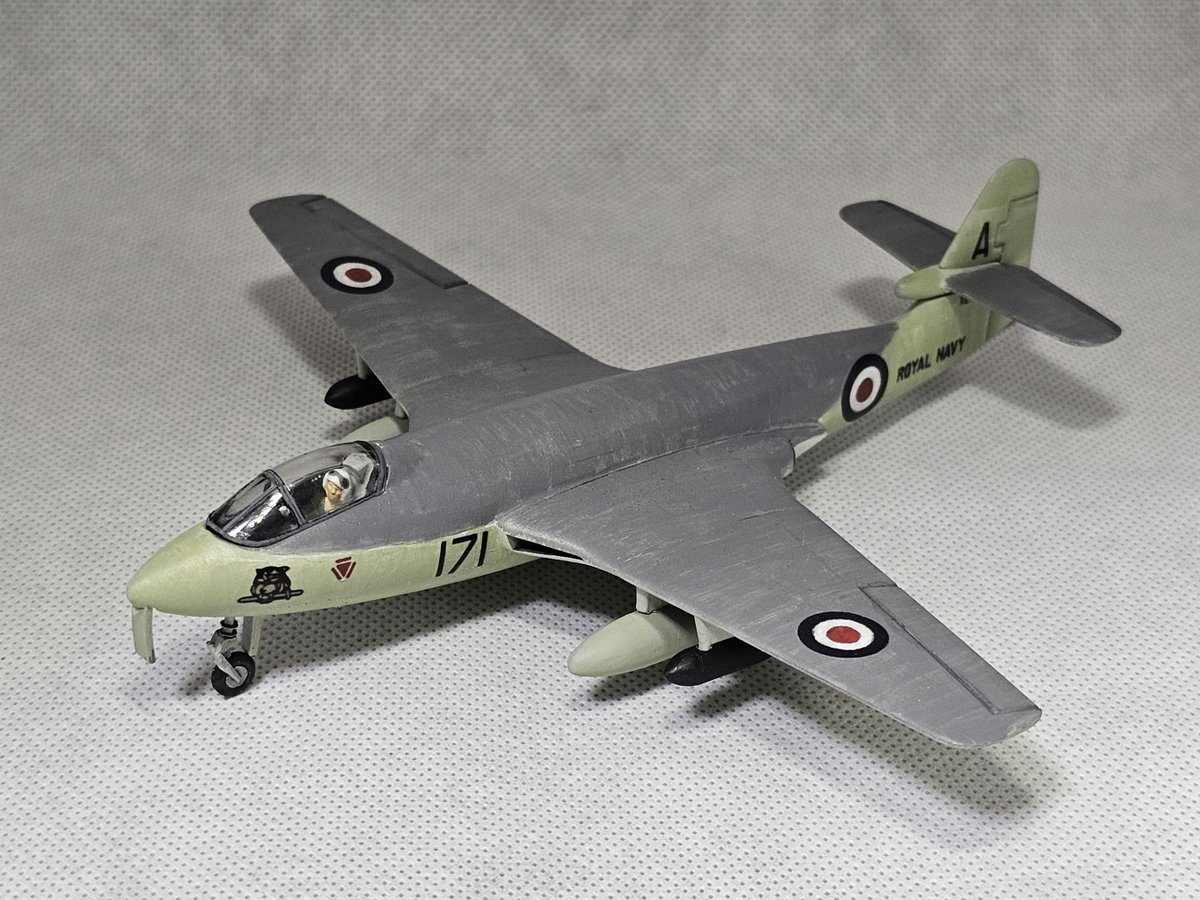 runchickens_3's tweet image. 放置してたキットを片付けるシリーズ？
下地塗装までして放置していたシーホークを筆塗りで仕上げ。
デカールが使えなかったので自作で対応。
放置していた間に紛失した脚庫カバー、主脚をプラ板と真鍮線で工作。
#AIRFIX
#SEAHAWK
#中古キットLOVE