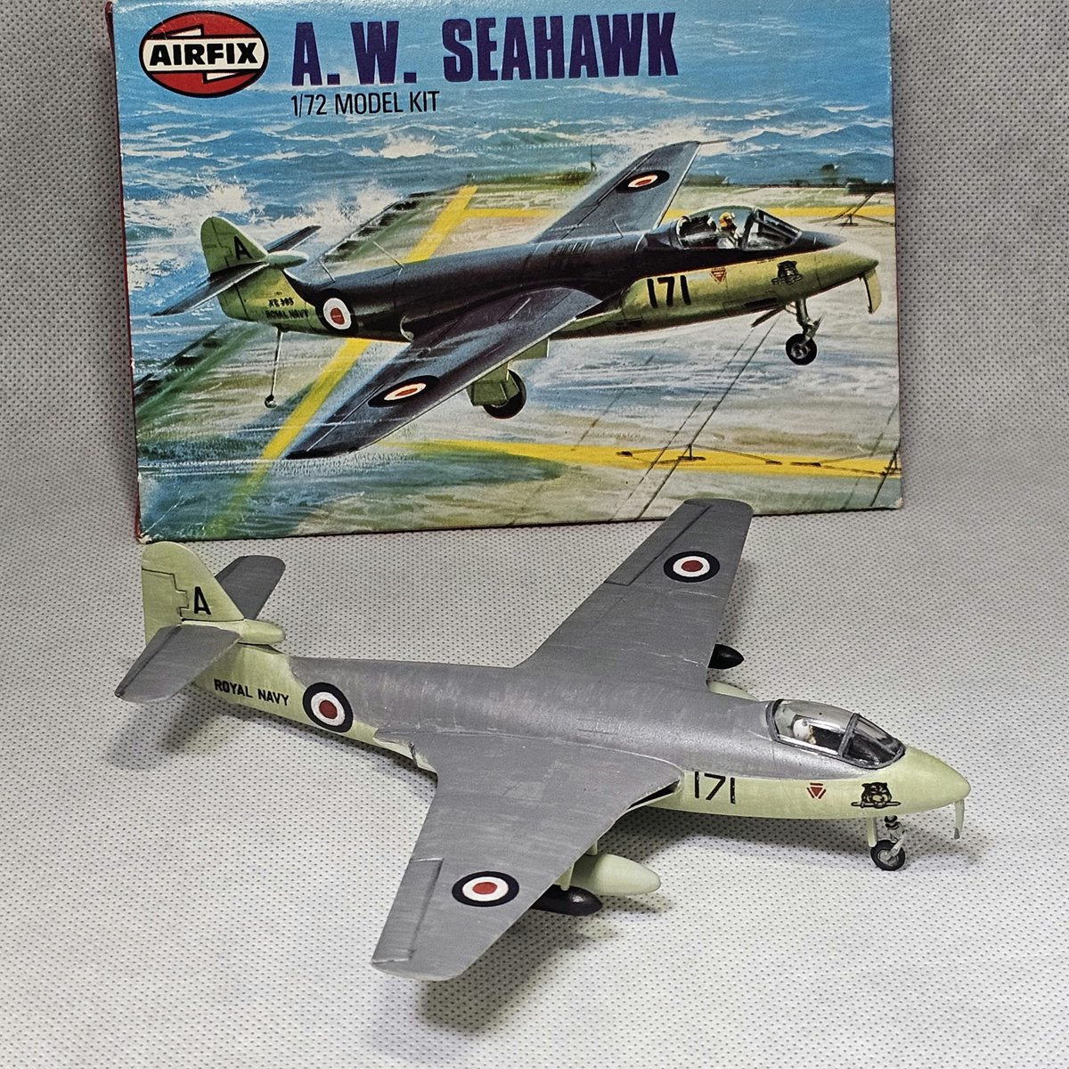 runchickens_3's tweet image. 放置してたキットを片付けるシリーズ？
下地塗装までして放置していたシーホークを筆塗りで仕上げ。
デカールが使えなかったので自作で対応。
放置していた間に紛失した脚庫カバー、主脚をプラ板と真鍮線で工作。
#AIRFIX
#SEAHAWK
#中古キットLOVE