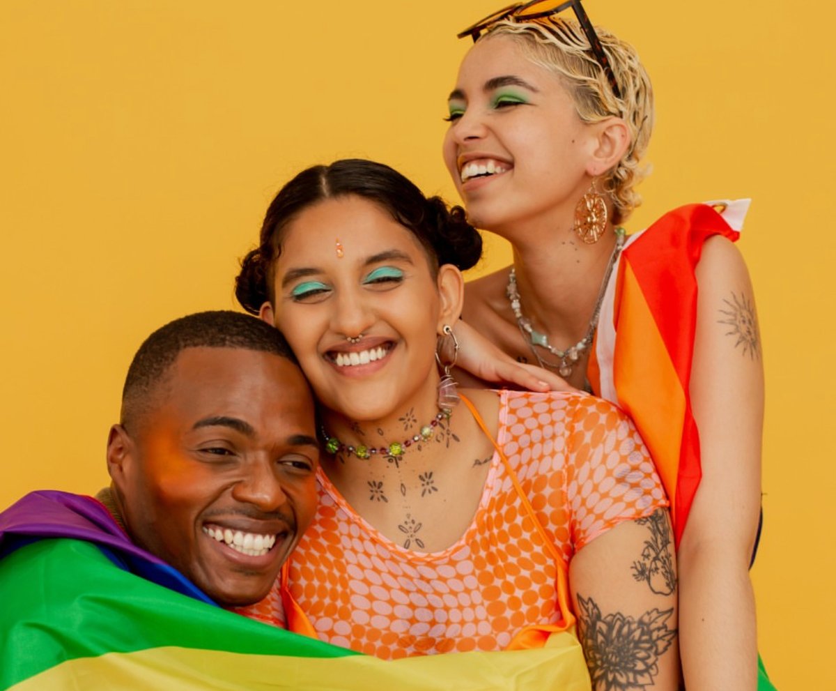 Threesomes Dating App🍍 tweet media