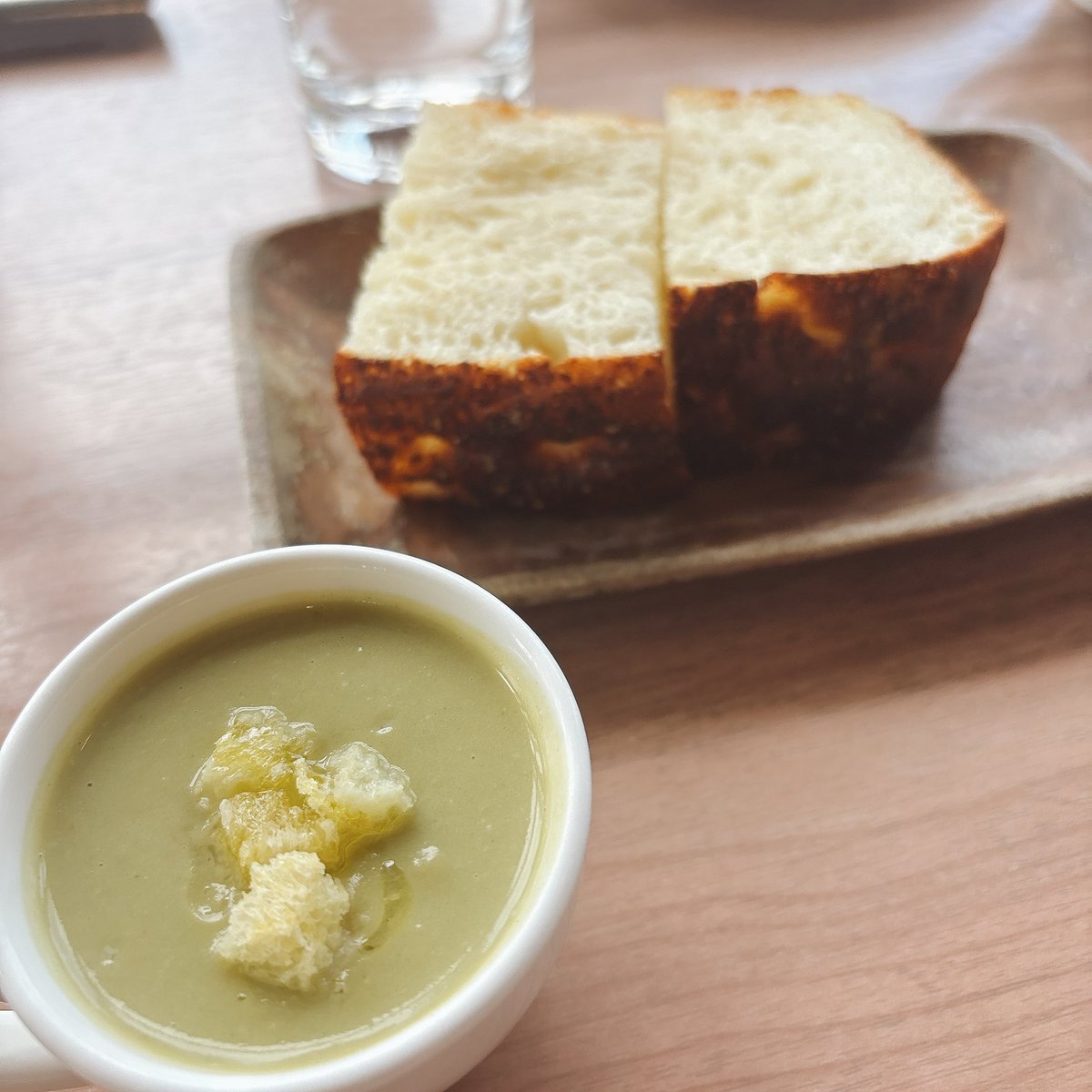 OL_meshi's tweet photo. 【茅場町】カステリーナ
プリフィックスコース  2,860円
牛頬肉の赤ワイン煮込み（+500円）
パスタとメインが付いた豪華ランチ！
牛頬はホロホロでした🥺❤️
パンを残しておいてソースをつけて食べます。勿論🥖サラダに大きな生ハムが2枚ものっていてこれがまた美味🤤お昼からみなさん飲まれてました🍷 https://t.co/XESiw5fQGb